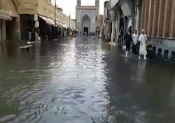 سیل به سرپل ذهاب رسید/ زلزله زدگان اسیر سیلاب شدند + فیلم