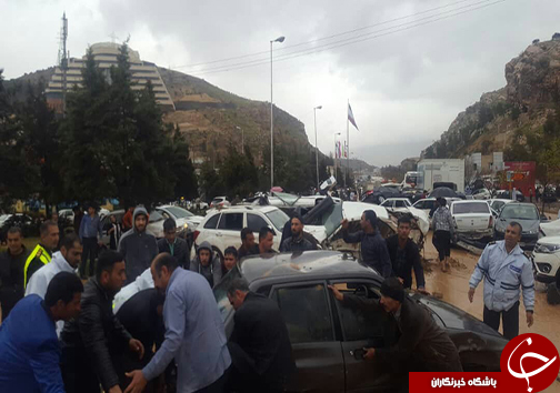 واژگونی بیش از ۲۰۰ خودرو در سیل دروازه قرآن شیراز/ شهروندان از مسیر دروازه قرآن و هفت تنان شیراز عبور نکنند/کنارگذر&zwnj;های رودخانه خشک مسدود شد