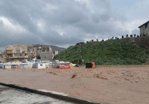 بارش باران شهرستان سرپل‌ذهاب سیل به‌راه انداخت/ آبگرفتگی برخی از کانکس‌ها در سرپل‌ذهاب