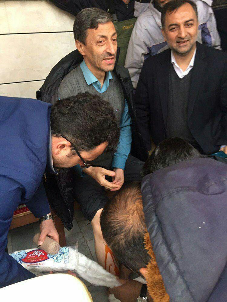 مصدومیت جزئی پرویز فتاح، رئیس کمیته امداد امام خمینی(ره) در جریان بازدید از مناطق سیل زده آق&zwnj;قلا +عکس
