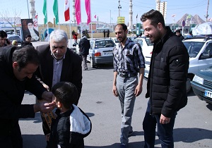 عیدی میراث قم به کودکان مسافران نوروزی