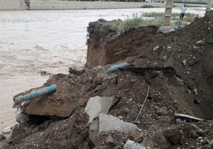 دیوار ساحلی شهر پلدختر درخطر تخریب است/آب‌گرفتگی منازل مسکونی