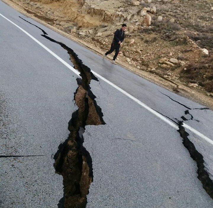 انسداد کامل و شکاف محور آمره به چهرقان به طول ۱۵۰ متر