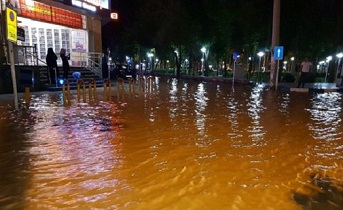 آخرین جزئیات از سیل استان اصفهان در ۶ فروردین / آماده‌باش کلیه پایگاه‌های آتش‌نشانی اصفهان/ وضعیت از فردا در نصف جهان عادی شد