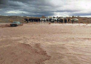 قطع جاده هفشجان به طاقانک برای هدایت سیلاب