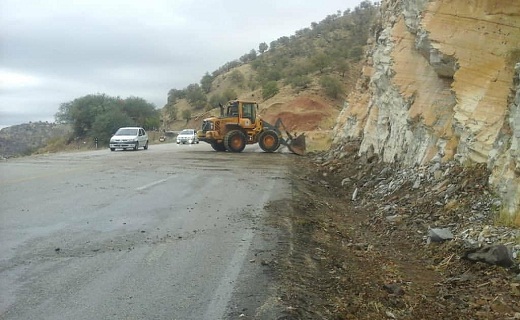 انسداد ۲ محور مواصلاتی شهرستان مهدی‌شهر/ محور پرور در بخش شهمیرزاد از سر سه راهی مسدود و هرگونه تردد ممنوع است/امکان ریزش کوه در مهدی شهر وجود دارد