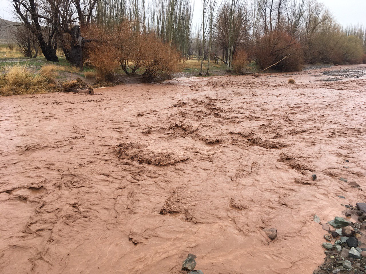 بالا آمدن آب برخی از رودخانه های خراسان رضوی/شهروندان، مسافران و زائران احتیاط کنند