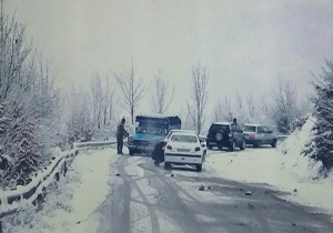 عبور از گردنه باقرآباد ،اشتران و تویسرکان به جوکار فقط با زنجیر چرخ