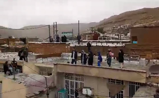 پناه&zwnj;بردن مردم شیراز به پشت&zwnj;بام&zwnj; خانه&zwnj;هایشان در پی وقوع سیل +فیلم