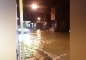 بالا آمدن آب در خیابان&zwnj;های شهرکرد/ لبریز شدن رودخانه کارون در اهواز/ تصاویر دیدنی از آب بندان &laquo;قرن آباد&raquo;/ قطع شدن درختان جنگل توسط سودجویان + فیلم
