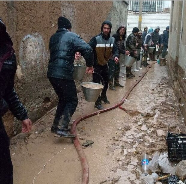 کمک اعضای کانون فرهنگی رهپویان وصال  به سیل زدگان در شیراز