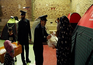 فیش تبرکی آستان حضرت معصومه (س) در بین مسافران در راه مانده توزیع شد