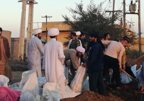 حضور طلاب و بسیجیان در عملیات ترمیم سیل بندها/عملیات تاکنون ادامه دارد+تصاویر