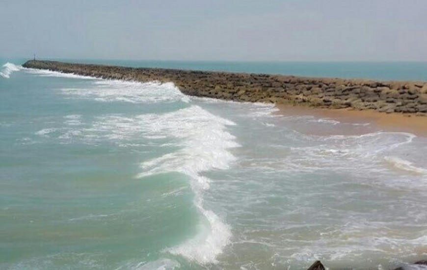 دریای عمان به نسبت مواج است