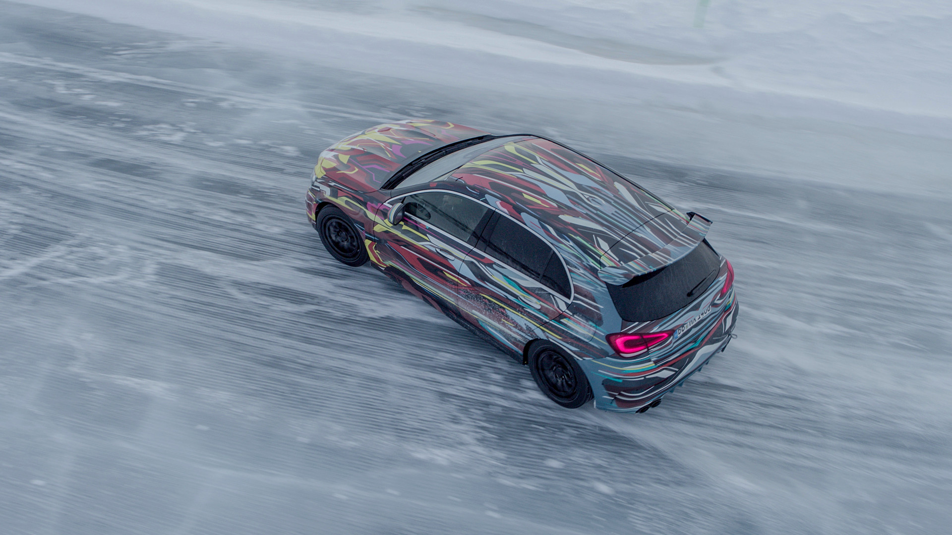 حالت دریفت در مرسدس A45 AMG در یخبندان +تصاویر