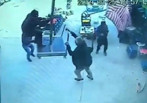 وزش باد شدید یک مرد را به پرواز درآورد + فیلم