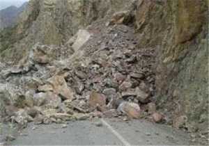 لحظه هولناک ریزش کوه در جاده مواصلاتی شهرستان اردل + فیلم