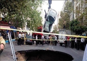 فرونشست ۳ متری زمین در خیابان میر