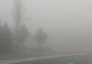 مه همچنان میهمان آسمان شهرستان‌های آبادان و خرمشهر