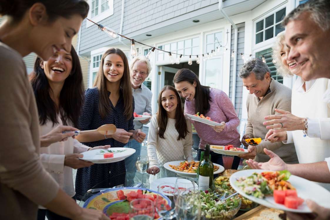 از آویزان کردن پیاز تا بخت گشایی به وسیله خروس/رسوم شب سال نوی میلادی در کشور&zwnj;های مختلف جهان+تصاویر