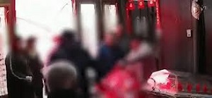 حمله خانواده متوفی به جسد پدر در داخل تابوت!