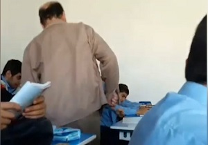 تنبیه دانش‌آموز توسط معلم پرخاشگر + فیلم