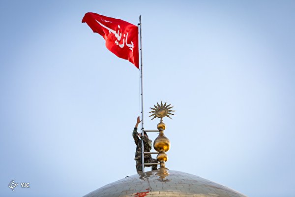 گل آرایی و تعویض پرچم حرم حضرت زینب(س)