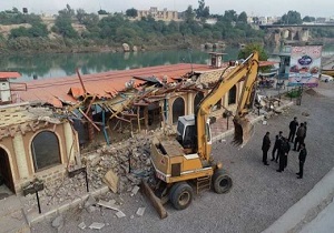 تخریب یک غذاخوری در حریم رودخانه در شوشتر
