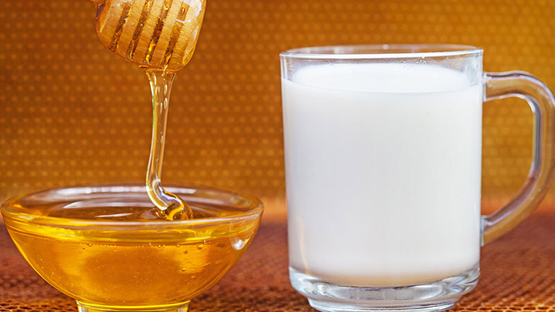 شیر داغ و عسل