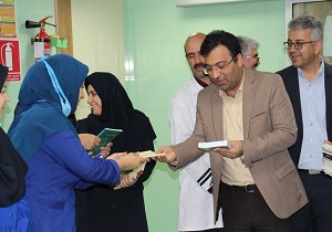 اهدای کتاب به پرستاران بیمارستان شهید صدوقی یزد