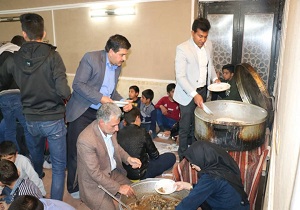 آشنایی دانش آموزان خاتم با پخت غذای سنتی قورمه
