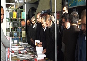 نمایشگاه کتاب قم با حضور لاریجانی افتتاح شد