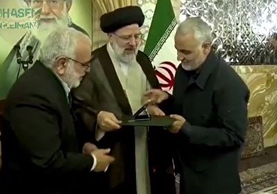 اعطای حکم خادمی امام رضا(ع) به سردار شهید قاسم سلیمانی + فیلم