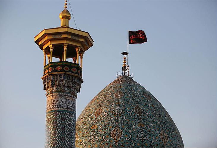 برافراشتن پرچم عزا بر فراز گنبد نیلگون شاهچراغ (ع)