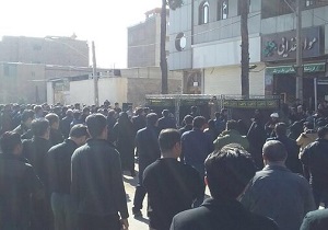 عزاداری مردم کرمان مقابل منزل شهید حاج قاسم سلیمانی + فیلم
