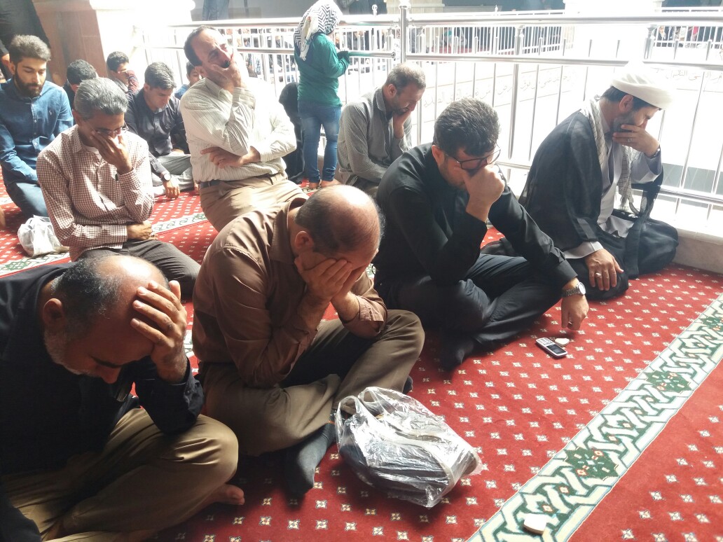 ازدحام جمعیت در مسجد جامع بندرعباس برای شرکت در نماز جمعه و راهپیمایی