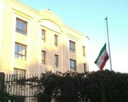 پرچم سفارت خانه&zwnj;ها و نمایندگی&zwnj;های کشورمان در خارج از ایران به حالت نیمه افراشته درآمد