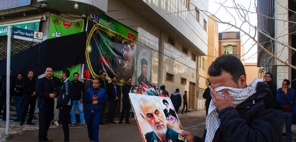گفتگو با همرزمان شهید در مقابل منزل شخصی سردار سلیمانی