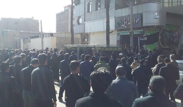 گفتگو با همرزمان شهید در مقابل منزل شخصی سردار سلیمانی