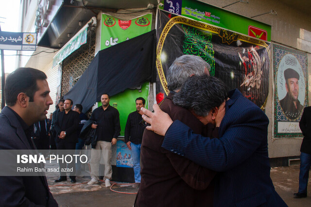 گفتگو با همرزمان شهید در مقابل منزل شخصی سردار سلیمانی