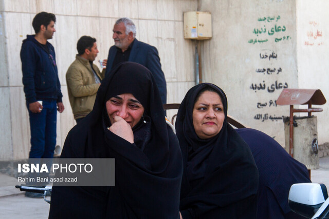 گفتگو با همرزمان شهید در مقابل منزل شخصی سردار سلیمانی