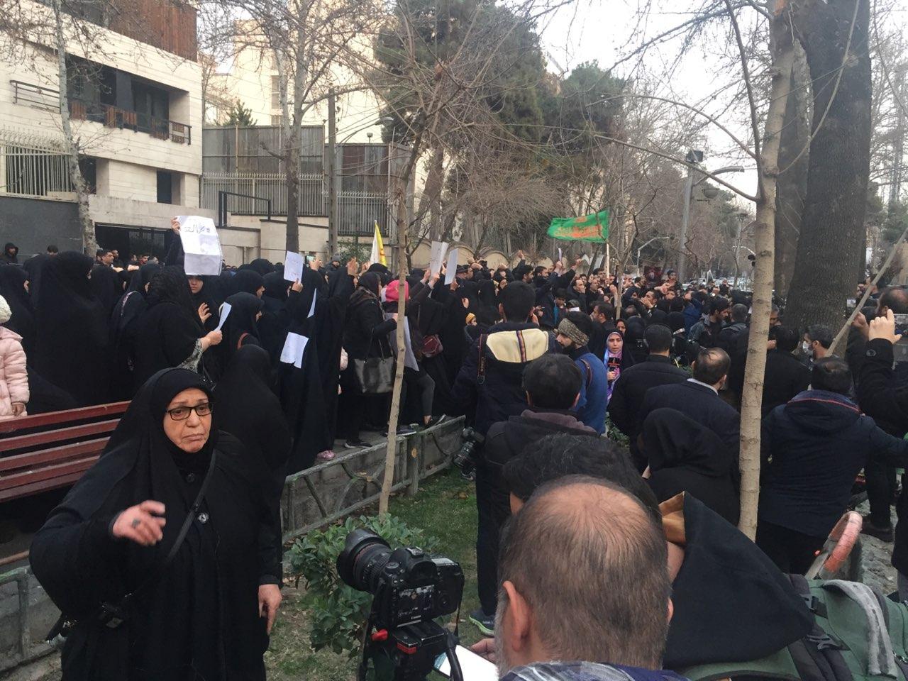 تجمع مردم تهران مقابل دفتر سازمان ملل در اعتراض به ترور سپهبد سلیمانی