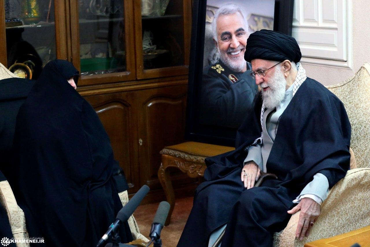 رهبر معظم انقلاب در منزل سردار شهید سلیمانی حضور پیداکردند + تصویر