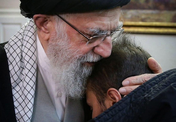 فرزند سپهبد سلیمانی در آغوش رهبر انقلاب