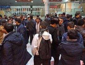 تجمع دانشجویان و طلاب در فرودگاه تبریز
