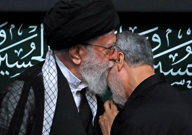 انتشار تصاویر دیدارهای سردار سلیمانی با رهبر انقلاب در نماهنگ رقص در خون + فیلم