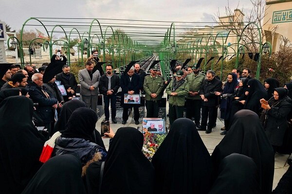 اصحاب رسانه همدان بر مزار شهید همدانی با شهدا تجدید بیعت کردند