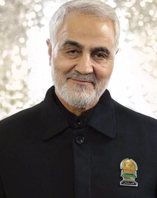 حاج قاسم سلیمانی درکسوت خادمی امام رضا (ع) + تصویر
