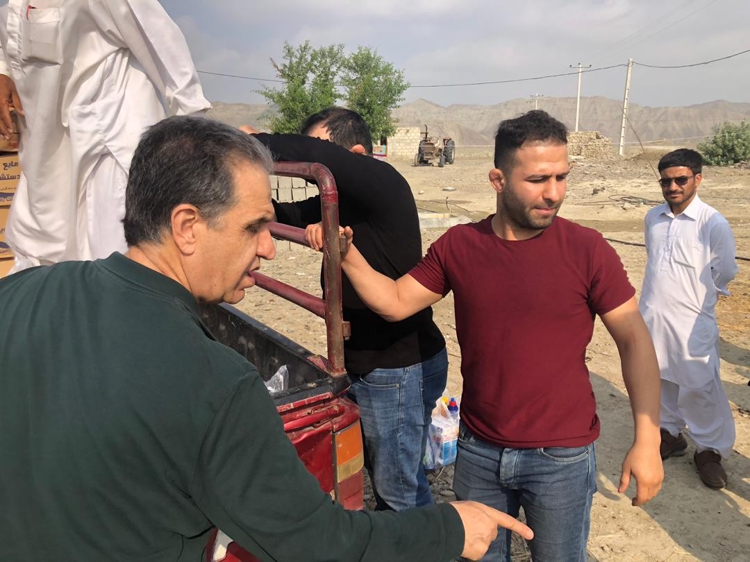 خانواده ورزش و هنر در کنار مردم محروم سیستان و بلوچستان+ عکس
