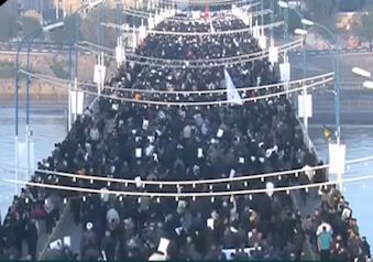 حرکت مردم اهواز به سوی مراسم تشییع پیکرهای سردار سلیمانی و همرزمان شهیدش + فیلم